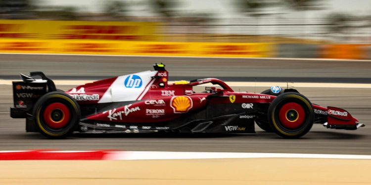 Lewis Hamilton sulla Ferrari nei test Formula 1 Bahrain (Foto ANSA)
