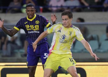Jackson Tchatchoua sfida Kenan Yildiz in Verona Juventus (Foto ANSA)