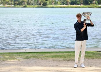 Jannik Sinner con il trofeo degli Australian Open (Foto ANSA)