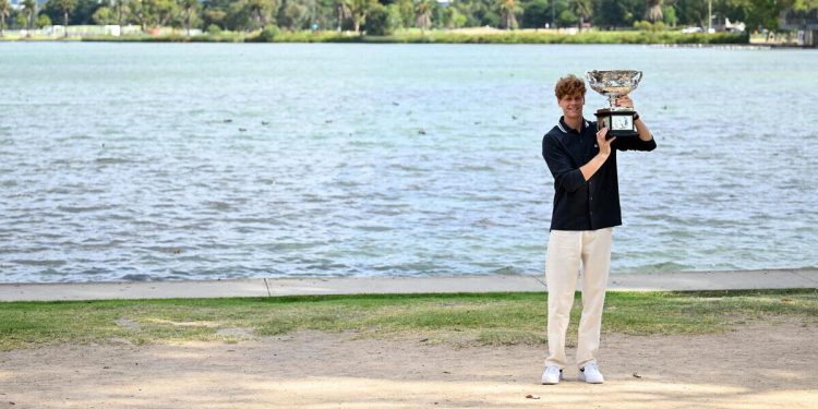 Jannik Sinner con il trofeo degli Australian Open (Foto ANSA)