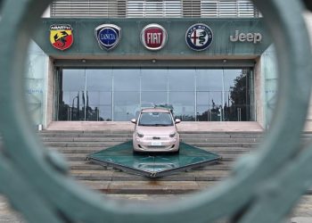 Lo stabilimento di Mirafiori (Ansa)