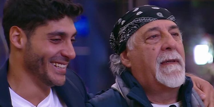 Javier Martinez e gli auguri di compleanno al padre Mariano (Foto Screen: Mediaset Infinity)