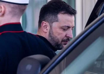 Il residente ucraino Volodymyr Zelensky mentre lascia la Casa Bianca (Ansa)