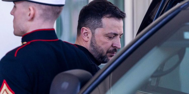 Il residente ucraino Volodymyr Zelensky mentre lascia la Casa Bianca (Ansa)