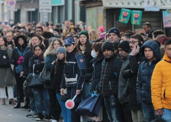 Code e disagi a Milano per la chiusura di un tratto di metropolitana (Ansa)