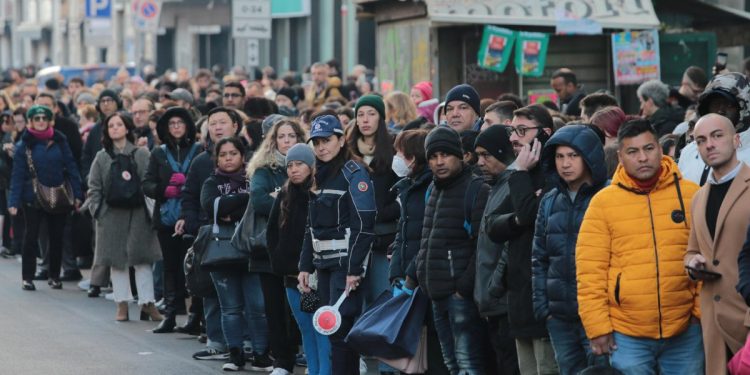Code e disagi a Milano per la chiusura di un tratto di metropolitana (Ansa)