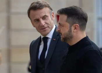 Emmanuel Macron con Volodymyr Zelensky all'Eliseo (Ansa)