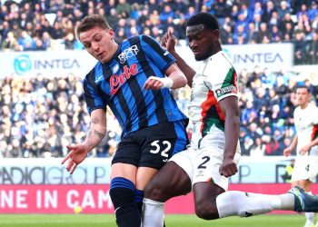 Mateo Retegui contro Fali Candé in Atalanta Venezia (Foto ANSA)