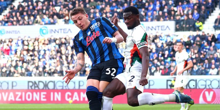 Mateo Retegui contro Fali Candé in Atalanta Venezia (Foto ANSA)
