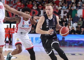 Arturs Strautins impegnato in Varese Tortona (da facebook.com/DerthonaBasket)