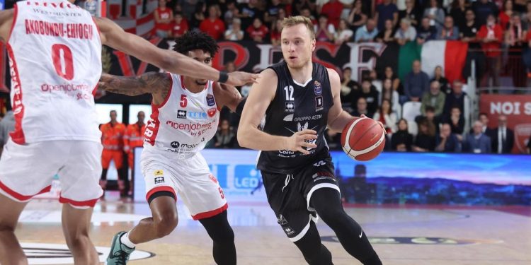 Arturs Strautins impegnato in Varese Tortona (da facebook.com/DerthonaBasket)