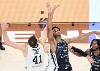 Jordan Bayehe contro Ante Zicic in Trento Virtus Bologna (da facebook.com/AquilaBasketTN)