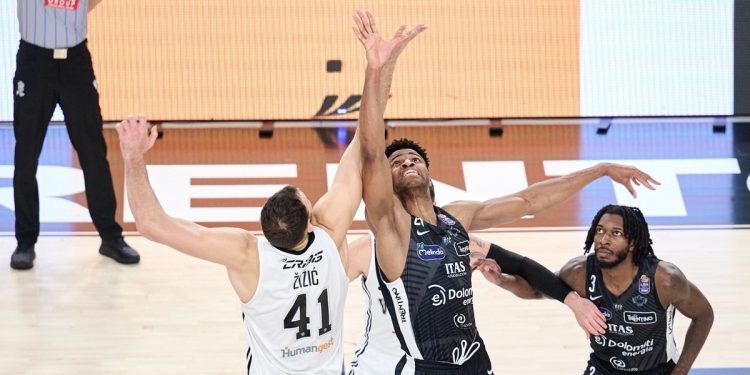 Jordan Bayehe contro Ante Zicic in Trento Virtus Bologna (da facebook.com/AquilaBasketTN)