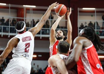 Michele Vitali al tiro in Trapani Reggio Emilia (da facebook.com/pallacanestroreggiana)