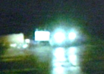 La Toyota Corolla sulla quale viaggiano Nicola Calipari, Andrea Carpani e Giuliana Sgrena, appena colpita dagli spari americani. È il 4 marzo 2005 (Ansa)