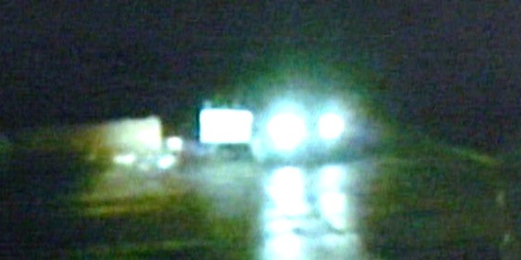 La Toyota Corolla sulla quale viaggiano Nicola Calipari, Andrea Carpani e Giuliana Sgrena, appena colpita dagli spari americani. È il 4 marzo 2005 (Ansa)