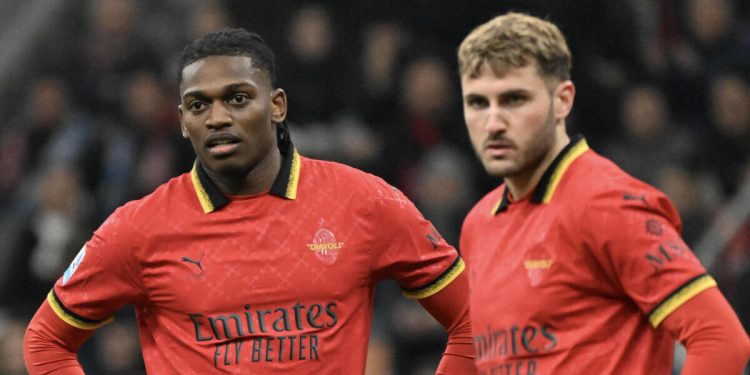 La delusione di Rafael Leao e Santiago Gimenez con il Milan (Foto ANSA)