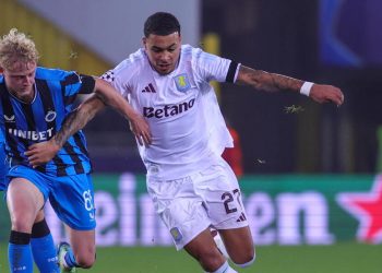 Joaquin Seys contrasta Ollie Watkins in Bruges Aston Villa (Foto ANSA)