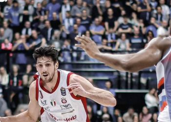 Leandro Bolmaro contro Pauly Paulicap in Treviso Milano (da facebook.com/OlimpiaMilano1936)