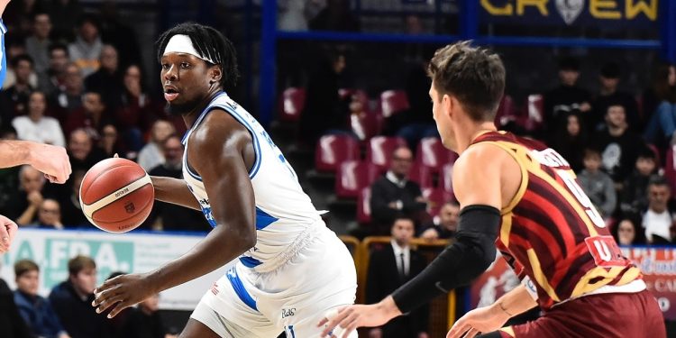 Brian Fobbs impegnato in Venezia Sassari (da facebook.com/dinamosassariofficial)