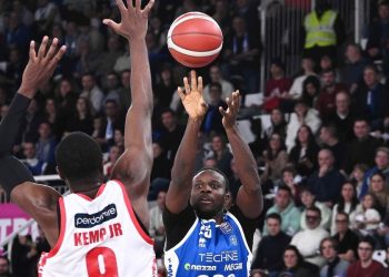 David Cournooh contro Maurice Kemp in Brescia Pistoia (da facebook.com/pallacanestrobrescia)