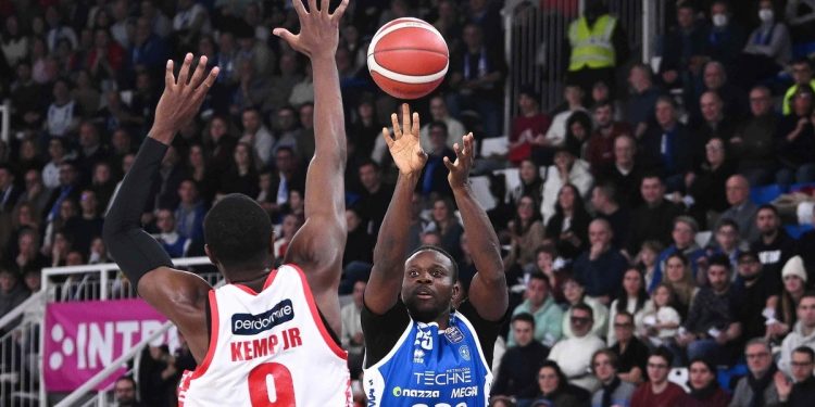 David Cournooh contro Maurice Kemp in Brescia Pistoia (da facebook.com/pallacanestrobrescia)