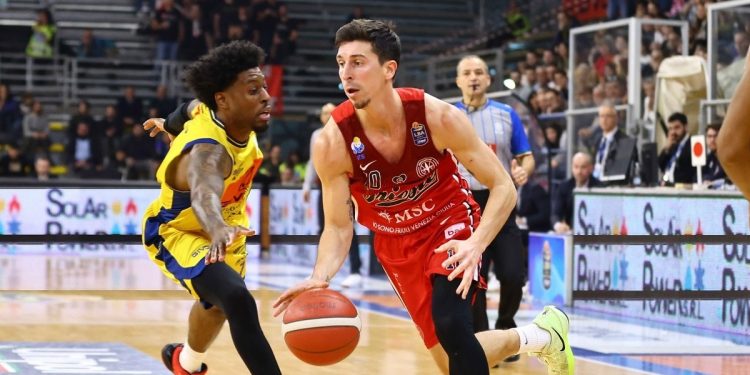 Michele Ruzzier con Trieste contro Scafati (da facebook.com/pallacanestrotrieste)