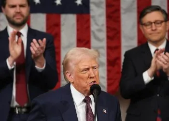 Donald Trump mentre parla al Congresso. Dietro di lui il vicepresidente JD Vance (s) e lo speaker della Camera M. Johnson (Ansa)
