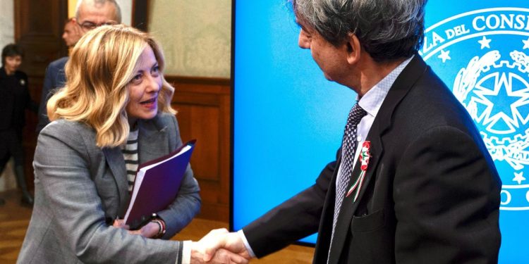 Giorgia Meloni, presidente del Consiglio, con Andrea Parodi, presidente dell'Anm (Ansa)
