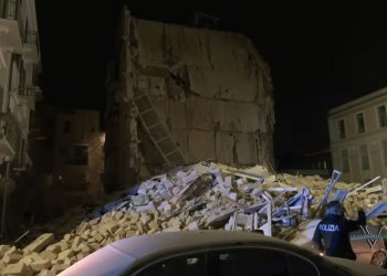 Il crollo di una palazzina a Bari (Foto: screen da Youtube)