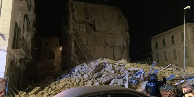 Il crollo di una palazzina a Bari (Foto: screen da Youtube)