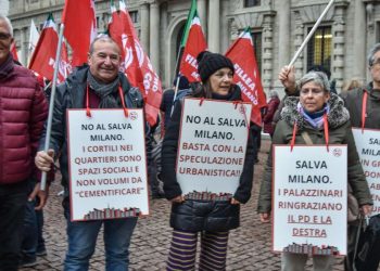 Salva Milano, le proteste davanti al Comune