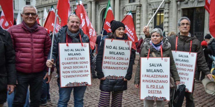 Salva Milano, le proteste davanti al Comune