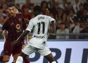 Lorenzo Pellegrini contrastato da Emmanuel Gyasi in Roma Empoli (Foto ANSA)