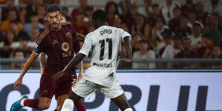 Lorenzo Pellegrini contrastato da Emmanuel Gyasi in Roma Empoli (Foto ANSA)