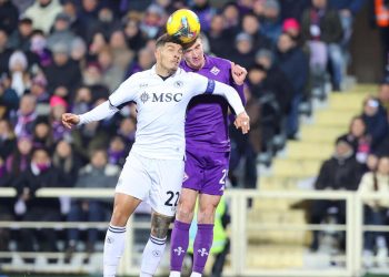 Contrasto tra Robin Gosens e Giovanni Di Lorenzo in Napoli Fiorentina (Foto ANSA)