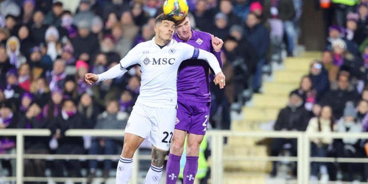 Contrasto tra Robin Gosens e Giovanni Di Lorenzo in Napoli Fiorentina (Foto ANSA)