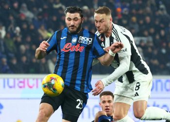 Sead Kolasinac contro Teun Koopmeiners in Atalanta Juventus (Foto ANSA)