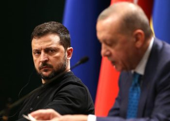 Il presidente ucraino Volodymyr Zelensky (s) insieme al presidente turco Recep Tayyip Erdogan (Ansa)