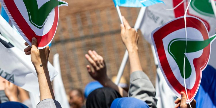 Pro vita in piazza contro l'eutanasia (Ansa)