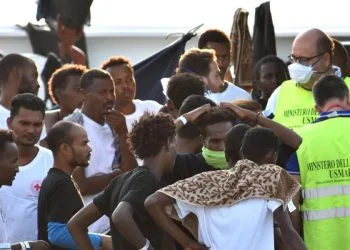 Migranti rimasti a bordo della nave Diciotti dopo lo sbarco di 13 di loro per motivi sanitari, 25 agosto 2018 (Ansa)