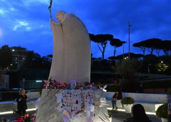 Preghiere per il Papa al Gemelli di Roma