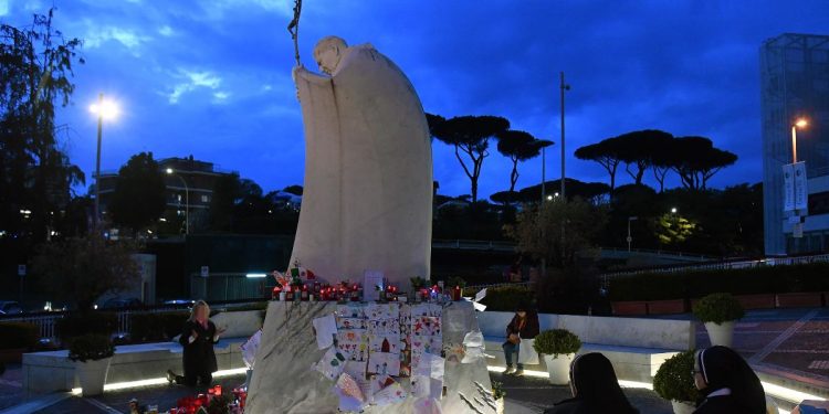 Preghiere per il Papa al Gemelli di Roma