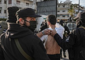Siria, Latakia. Forze di sicurezza del regime di HTS arrestano un dimostrante (Ansa)
