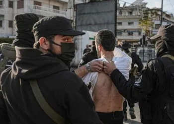 Siria, Latakia. Forze di sicurezza del regime di HTS arrestano un dimostrante (Ansa)