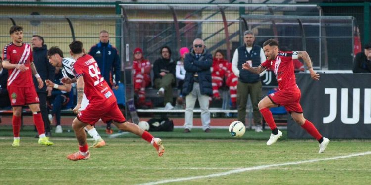 Mattia Rolando sprinta con l'Altamura (da facebook.com/TeamAltamura)