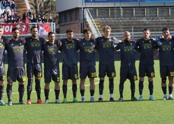 La Ternana schierata in campo (da facebook.com/TernanaCalcioSpa)