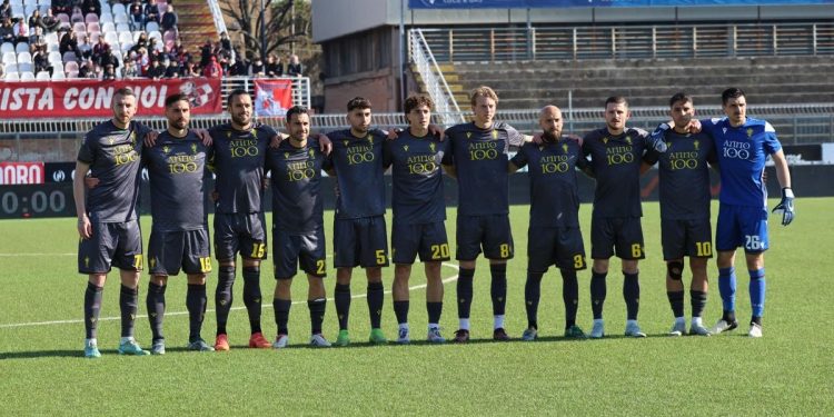 La Ternana schierata in campo (da facebook.com/TernanaCalcioSpa)