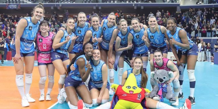 Il Vero Volley Milano festeggia una vittoria (da facebook.com/verovolley)