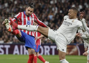 Contrasto tra Kylian Mpabbé e José Gimenez in Real Madrid Atletico Madrid (Foto ANSA)